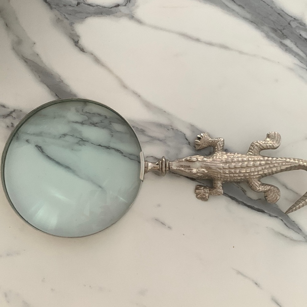 - Alligator magnifying glass large size